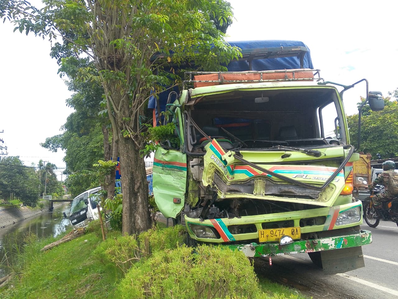 Truk Tronton Tabrak Dump Truck di Tembelang, Satu Sopir Dirawat