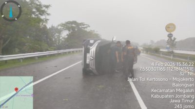 Pajero Terguling saat Hujan Lebat di Tol Jomo, Seluruh Penumpang Selamat