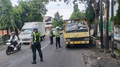 Parkir Truk Sembarangan Dinilai Berisiko, Satlantas Jombang Perketat Patroli