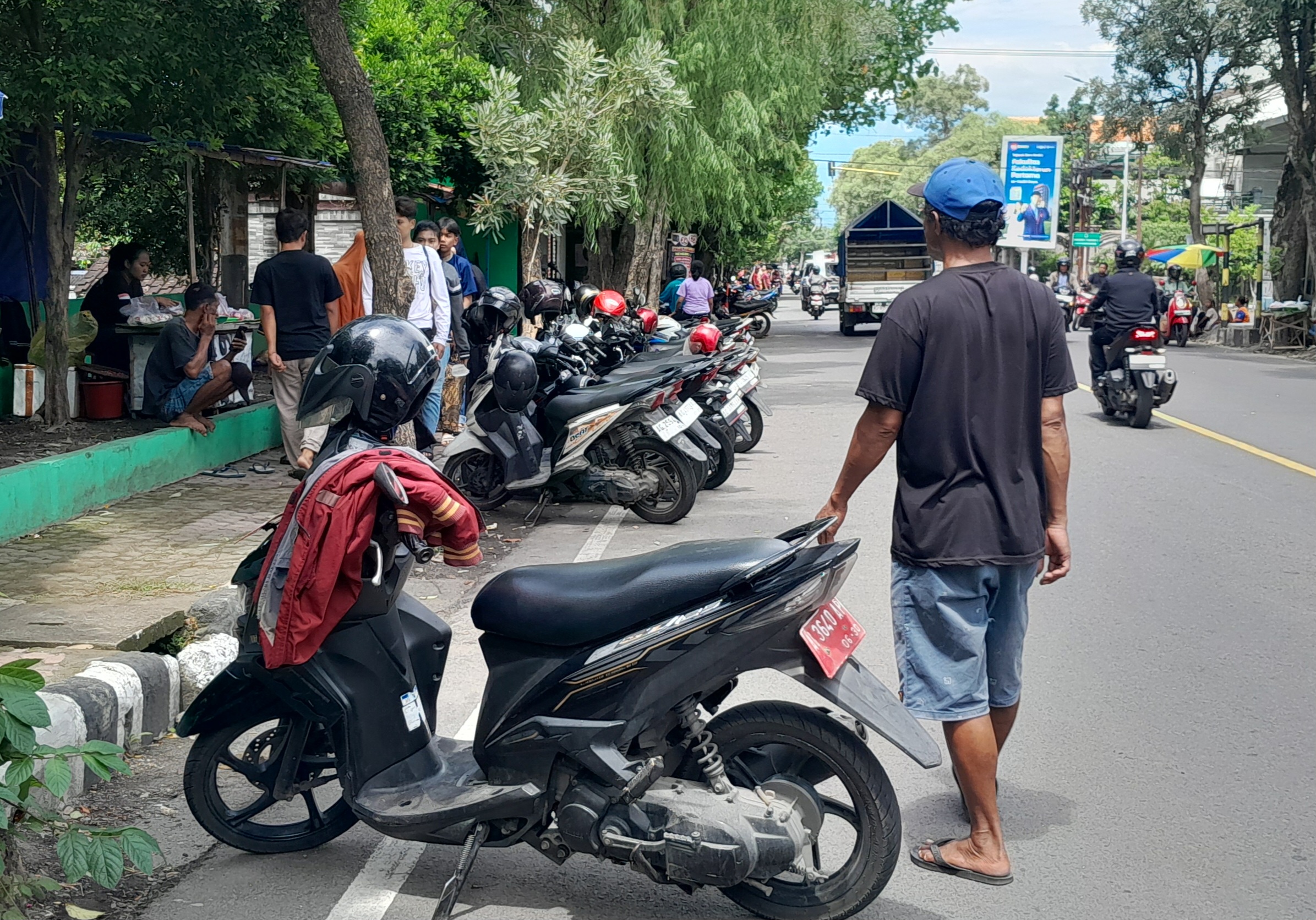 Tradisi Ziarah Jelang Ramadan di Kediri Bawa Berkah Ekonomi bagi Tukang Parkir