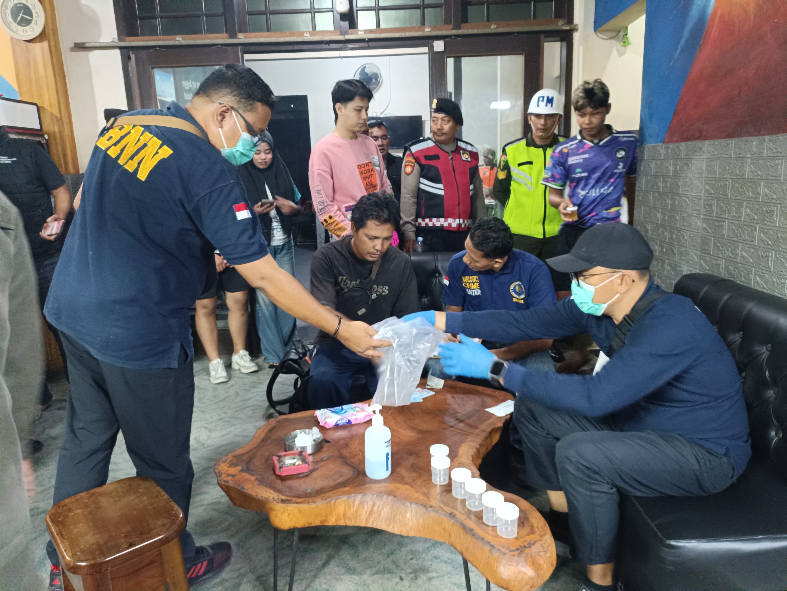 petugas gabungan saat melakukan patroli tempat hiburan malam wilayah Kecamatan Ngasem (rizky/