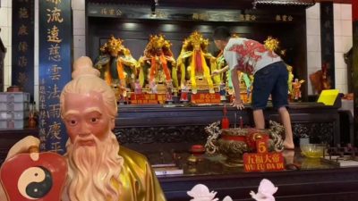 Menyambut Imlek, Klenteng Boo Hway Bio Mandikan Puluhan Patung Termasuk Patung Bercorak Kiai