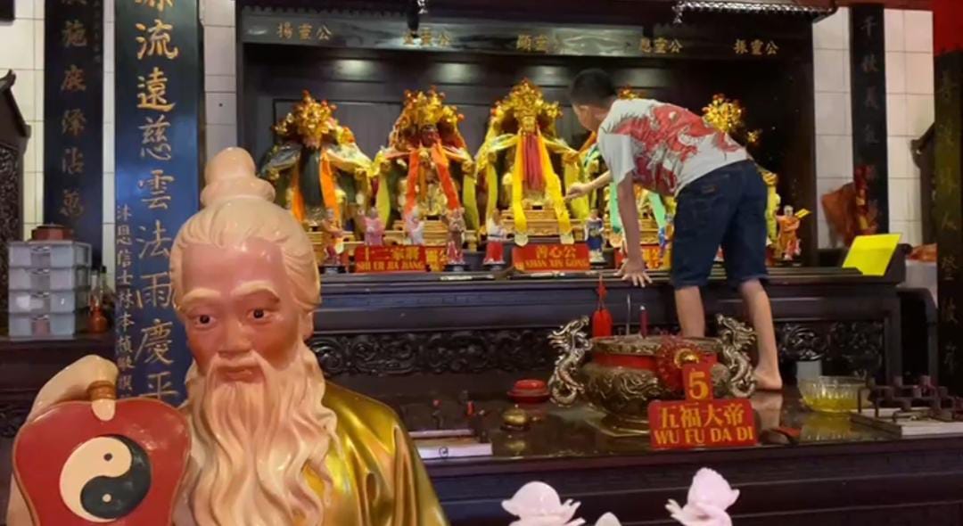 Menyambut Imlek, Klenteng Boo Hway Bio Mandikan Puluhan Patung Termasuk Patung Bercorak Kiai