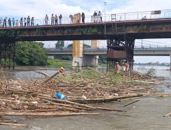 Peduli Cagar Budaya, Pemkot Kediri Bersihkan Jembatan Brantas Lama