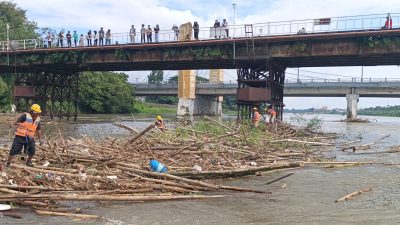 Peduli Cagar Budaya, Pemkot Kediri Bersihkan Jembatan Brantas Lama