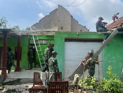 Babinsa Gotong Royong Bersama Warga Bersihkan Rumah Terdampak Puting Beliung