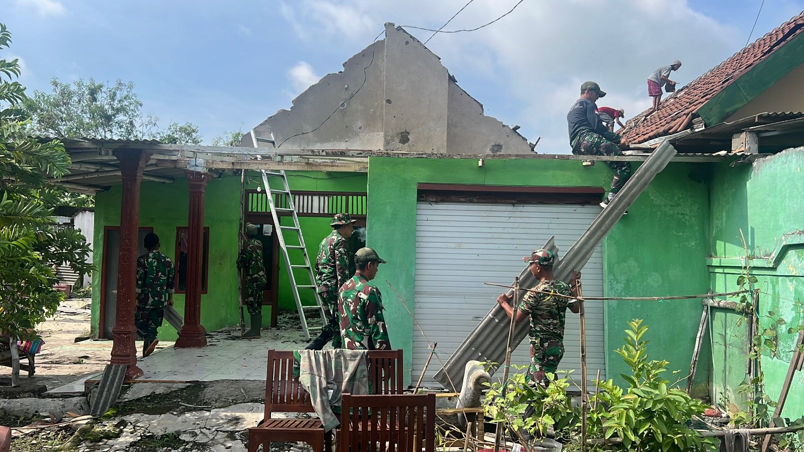 Babinsa Gotong Royong Bersama Warga Bersihkan Rumah Terdampak Puting Beliung