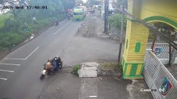 Tangkapan layar rekaman CCTV yang memperlihatkan aksi dugaan perampokan disertai senjata tajam di wilayah Kecamatan Sumobito, Kabupaten Jombang. (Ist)