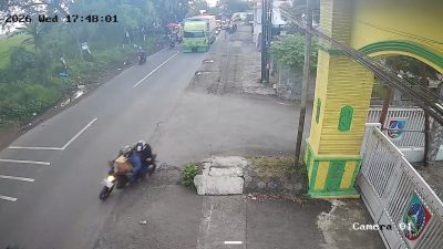 Tangkapan layar rekaman CCTV yang memperlihatkan aksi dugaan perampokan disertai senjata tajam di wilayah Kecamatan Sumobito, Kabupaten Jombang. (Ist)