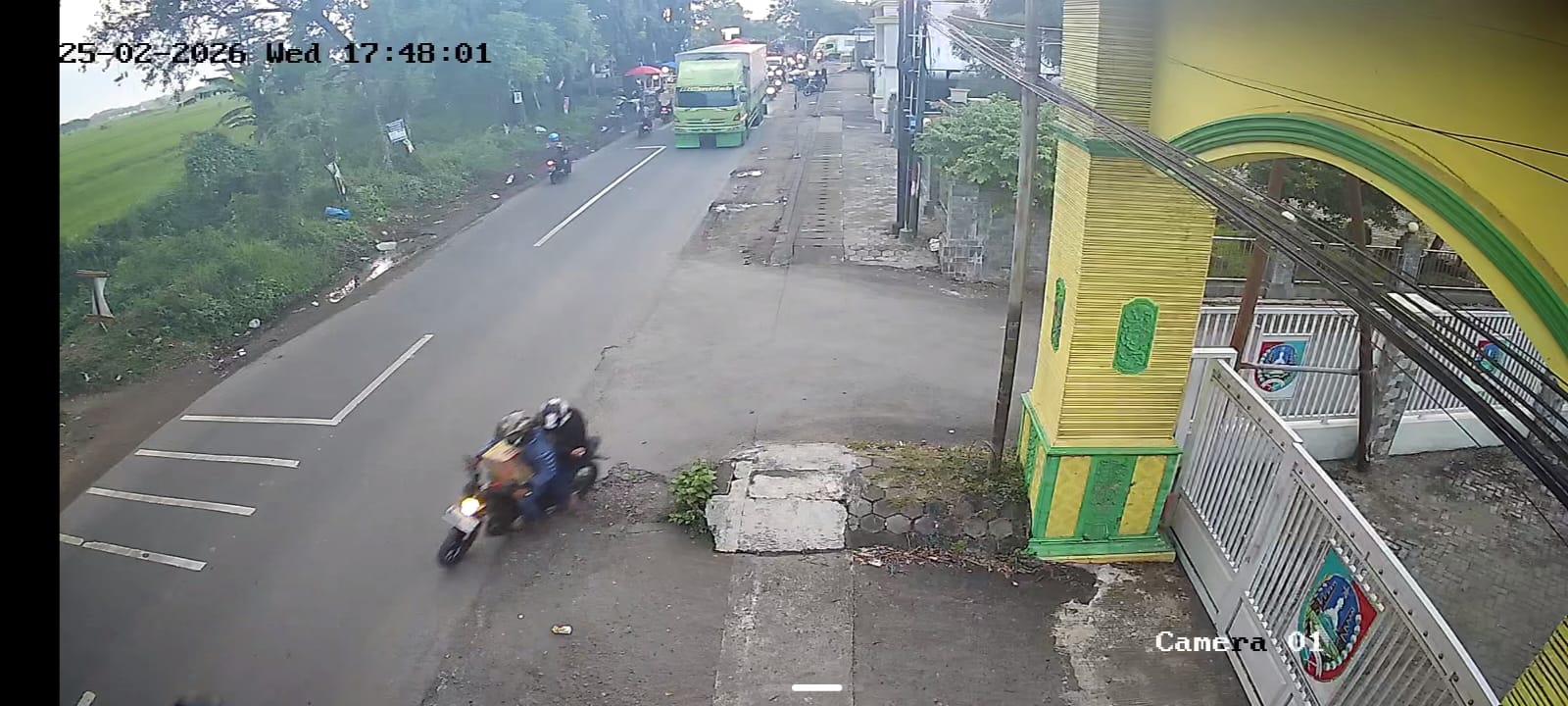 Tangkapan layar rekaman CCTV yang memperlihatkan aksi dugaan perampokan disertai senjata tajam di wilayah Kecamatan Sumobito, Kabupaten Jombang. (Ist)