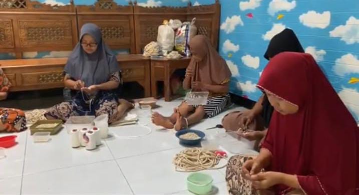 Jelang Ramadan, Permintaan Tasbih Kayu Premium di Jombang Melejit hingga Tiga Kali Lipat