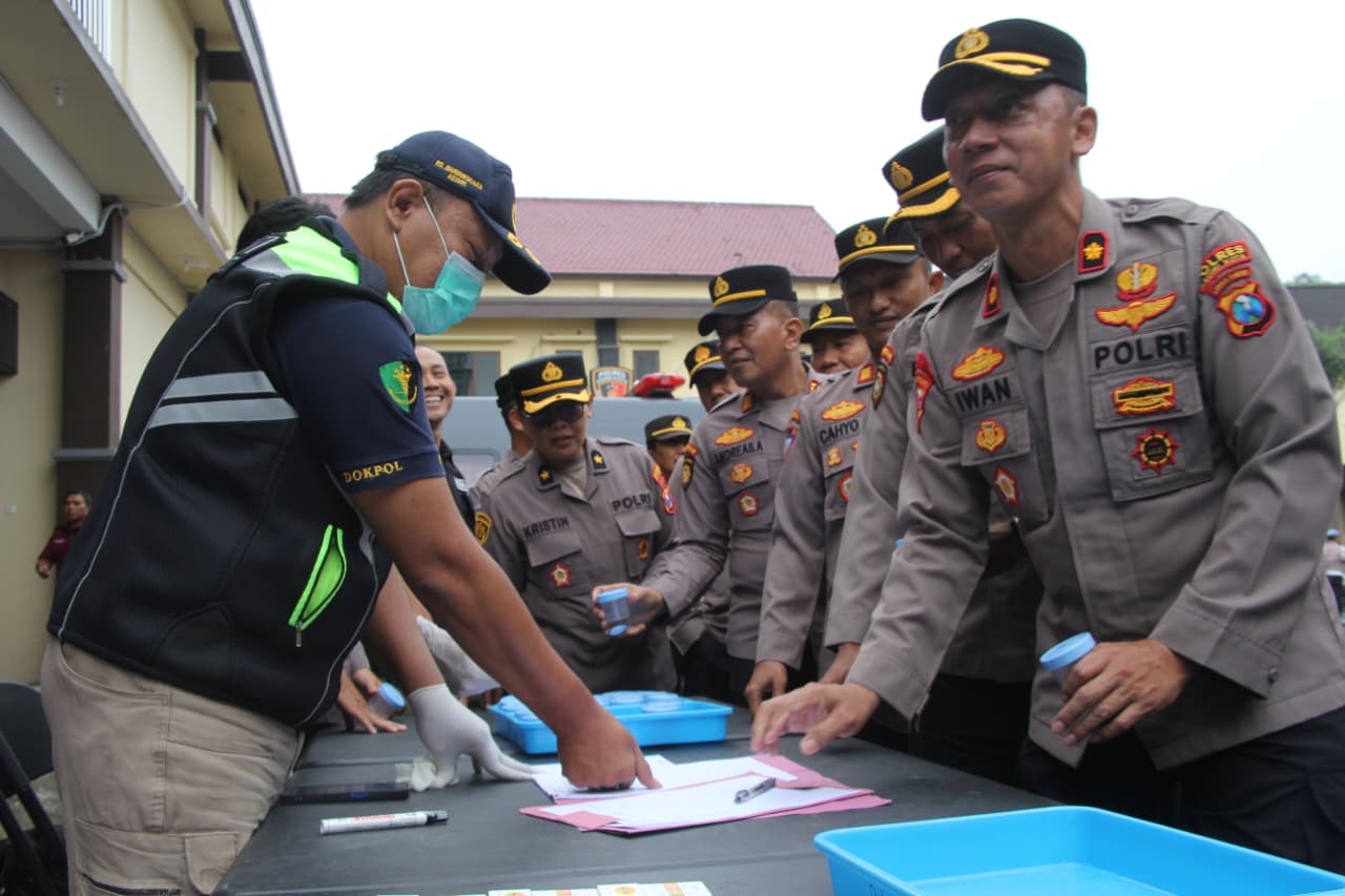Cegah Penyalahgunaan Narkoba, Personel Polres Kediri Kota Jalani Tes Urine Mendadak