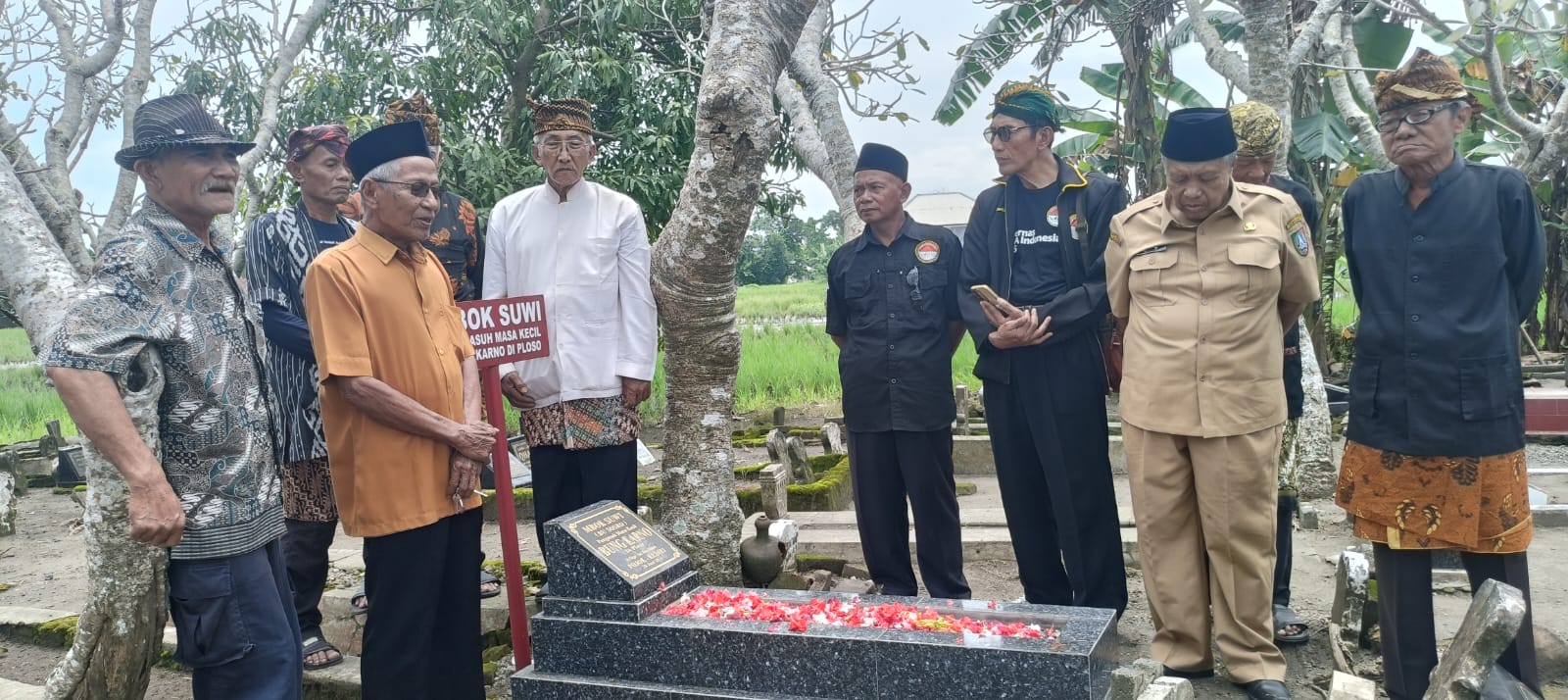 Warga Ploso Ziarahi Makam Para Periwayat Sejarah Kelahiran Bung Karno