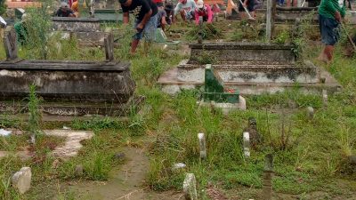 Sambut Ramadan, Warga Dua Dusun Kompak Bersih Makam Leluhur