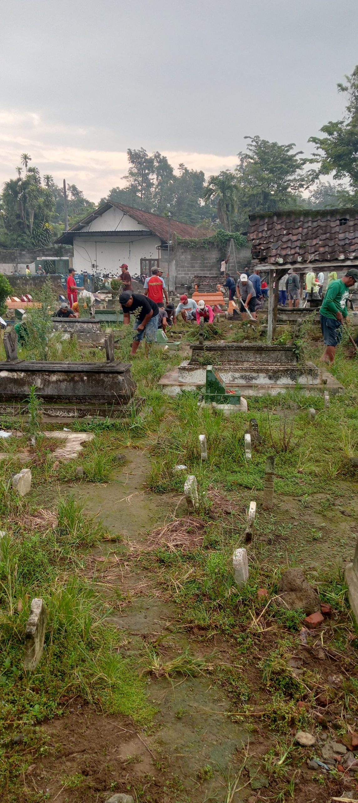 Sambut Ramadan, Warga Dua Dusun Kompak Bersih Makam Leluhur