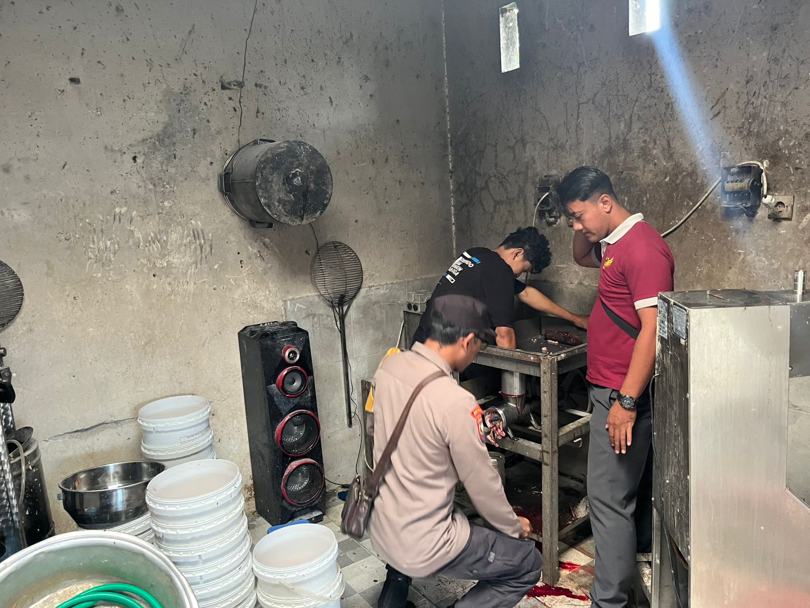 Diduga Kurang Waspada, Pekerja Terluka Parah Usai Tangan Masuk Mesin Penggiling Daging