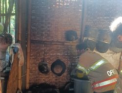 Lupa Mematikan Tungku, Dapur Rumah Warga Kepung Terbakar