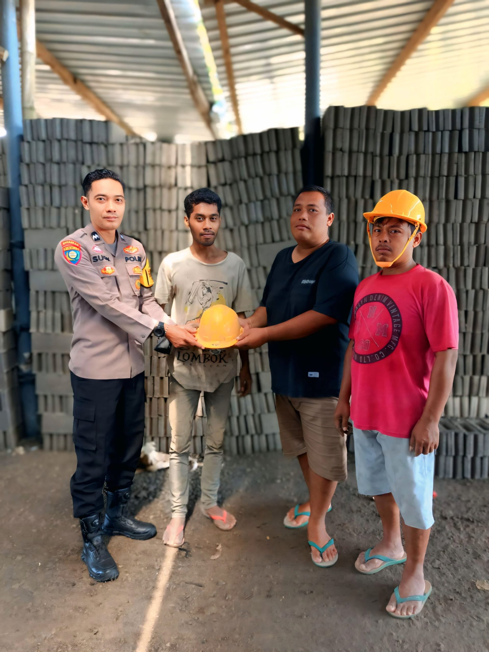 Bhabinkamtibmas Polsek Kandat Sosialisasikan Keselamatan Kerja kepada Pekerja Penggilingan Sekam