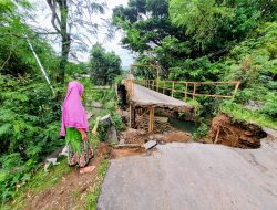 Jembatan Bailey di Bungkal Ponorogo Ambrol, Dua Warga Jatuh ke Sungai dan Akses Terputus