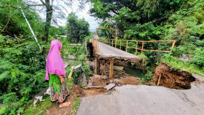 Jembatan Bailey di Bungkal Ponorogo Ambrol, Dua Warga Jatuh ke Sungai dan Akses Terputus