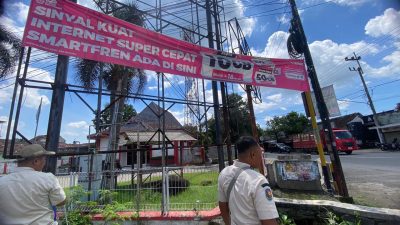 Satpol PP Tertibkan Reklame Liar dan Amankan Seorang Pengamen Badut di Ngadiluwih