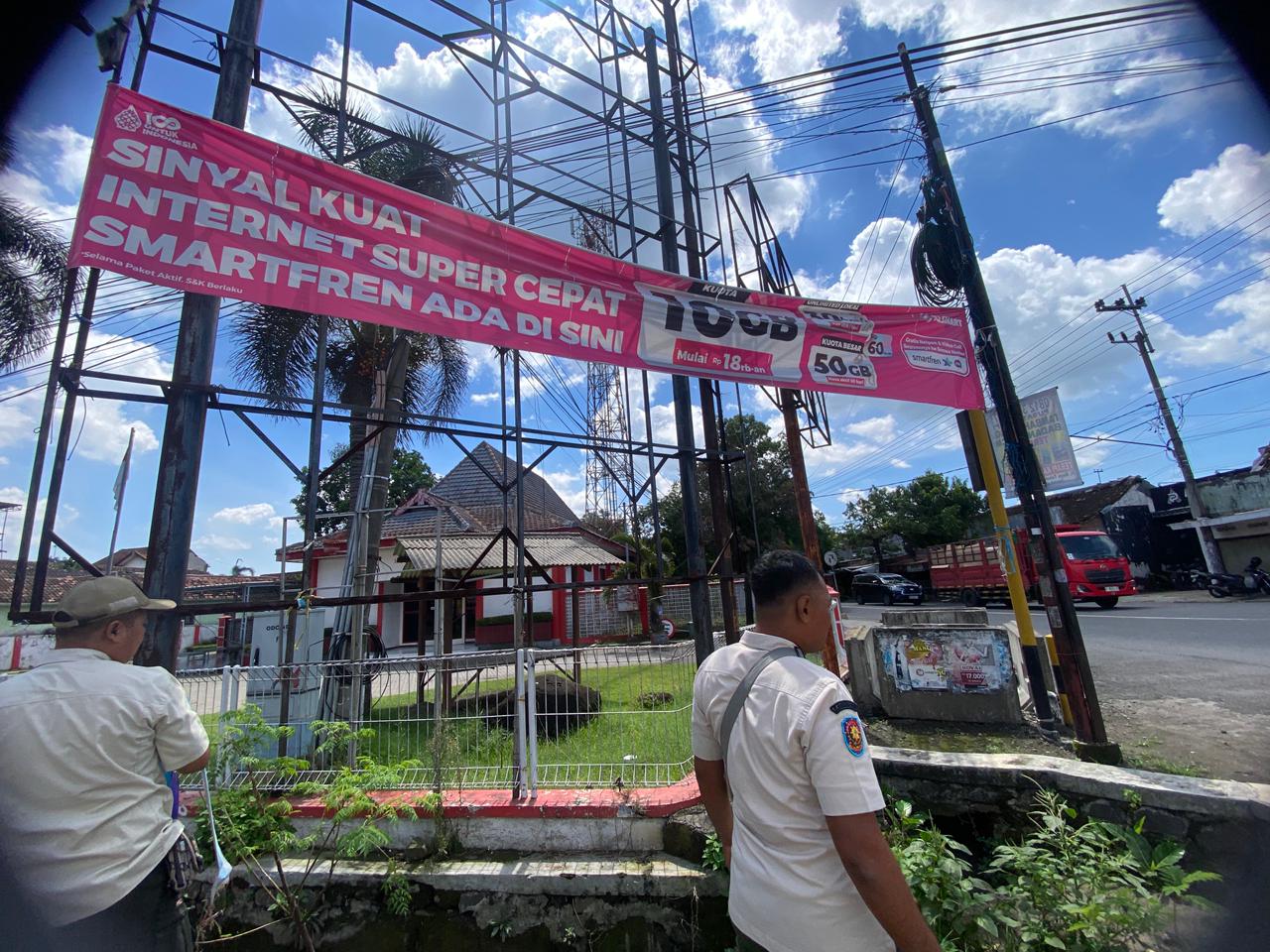 Satpol PP Tertibkan Reklame Liar dan Amankan Seorang Pengamen Badut di Ngadiluwih