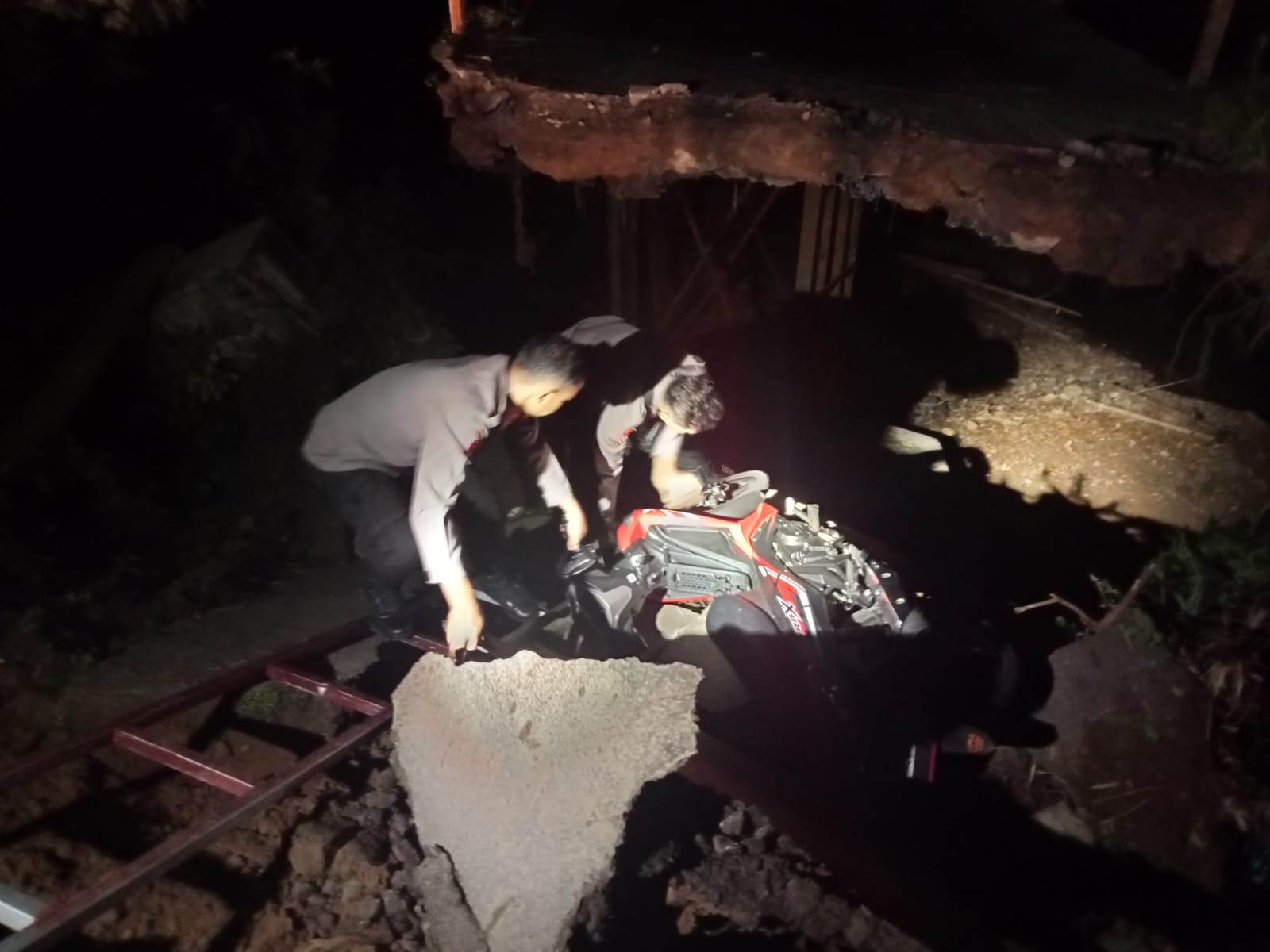 Kondisi Terkini Dua Kakak Beradik Korban Ambrolnya Jembatan di Ponorogo