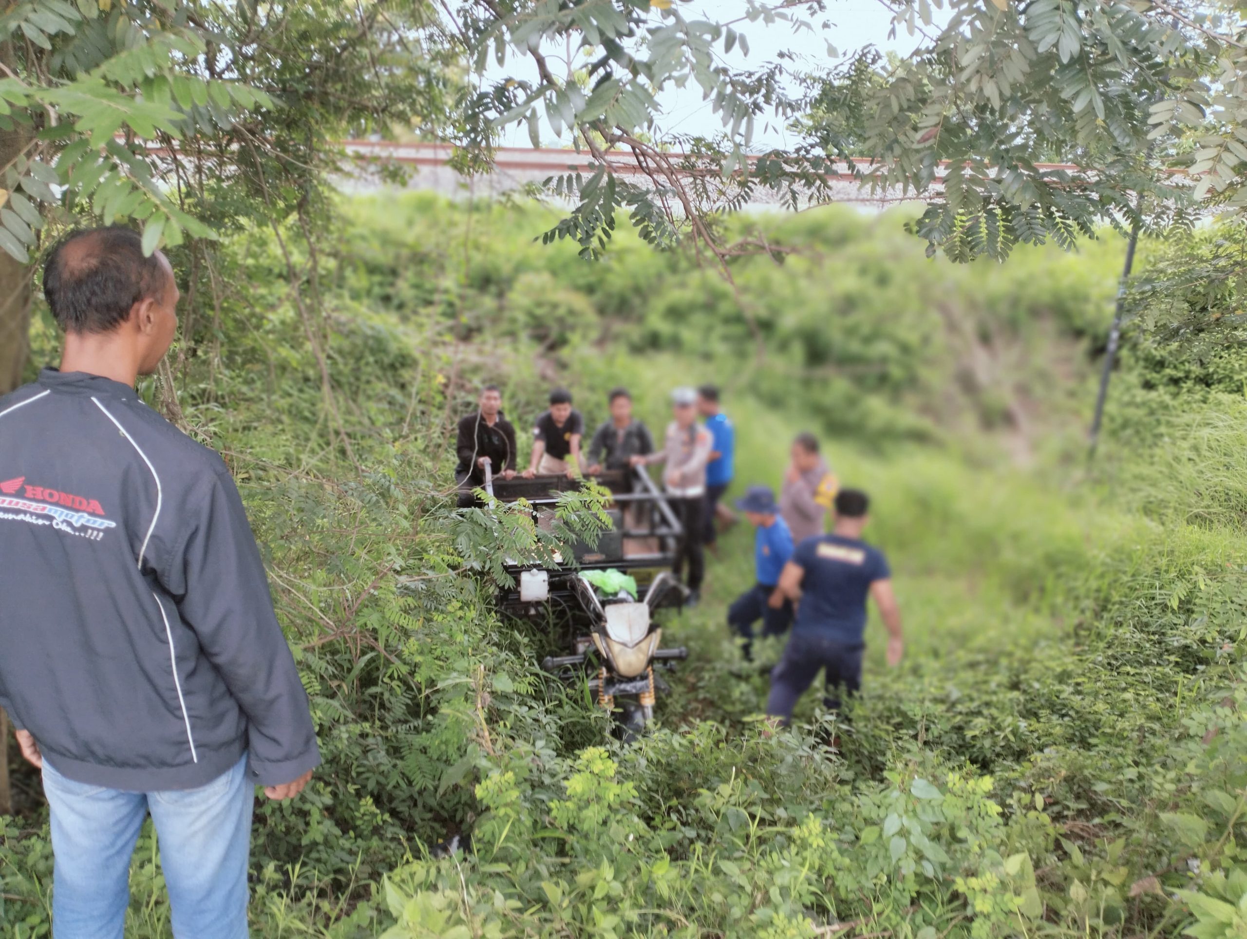 Hindari Jalan Tidak Rata, Tosa Tergelincir Masuk Parit di Tanjunganom
