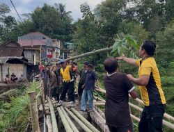 Polisi dan Warga Mulai Bangun Jembatan Darurat Penghubung Dua Desa di Ponorogo
