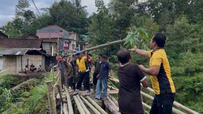 Polisi dan Warga Mulai Bangun Jembatan Darurat Penghubung Dua Desa di Ponorogo