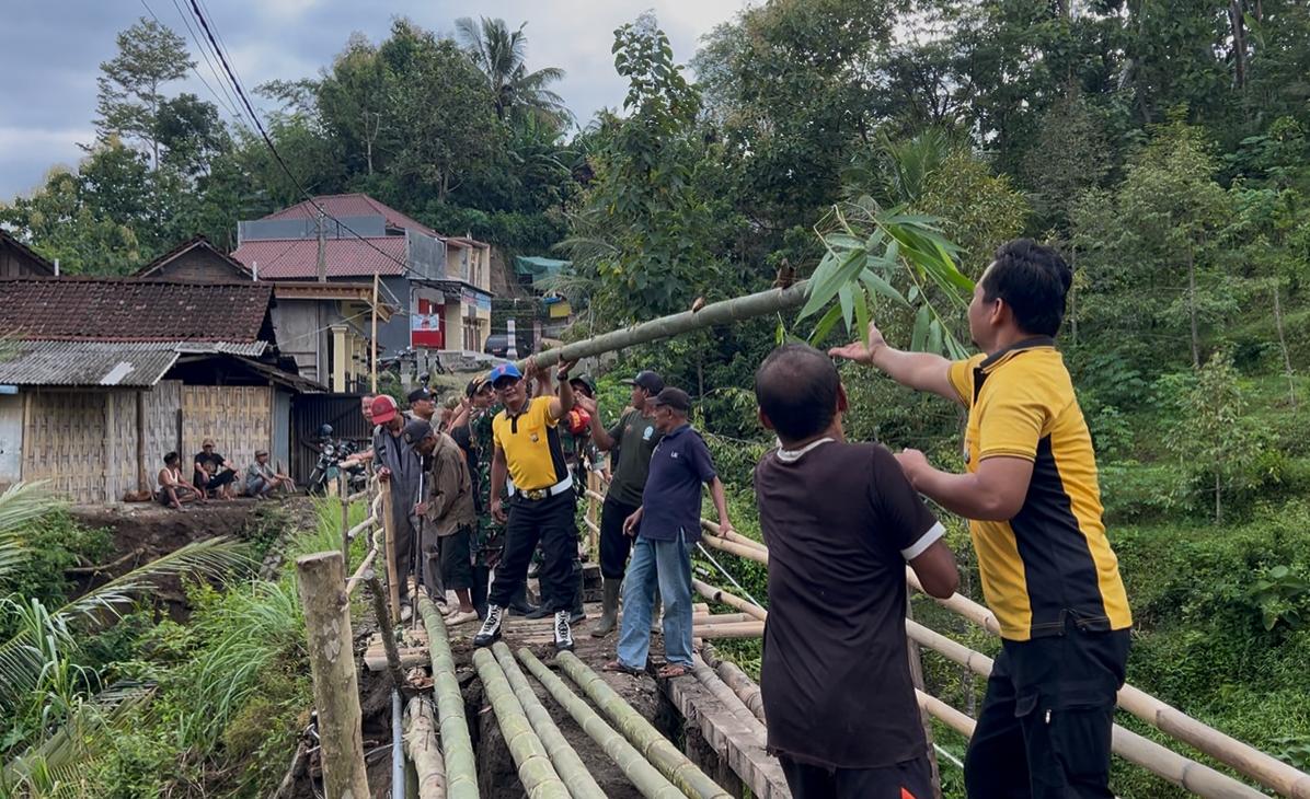 Polisi dan Warga Mulai Bangun Jembatan Darurat Penghubung Dua Desa di Ponorogo