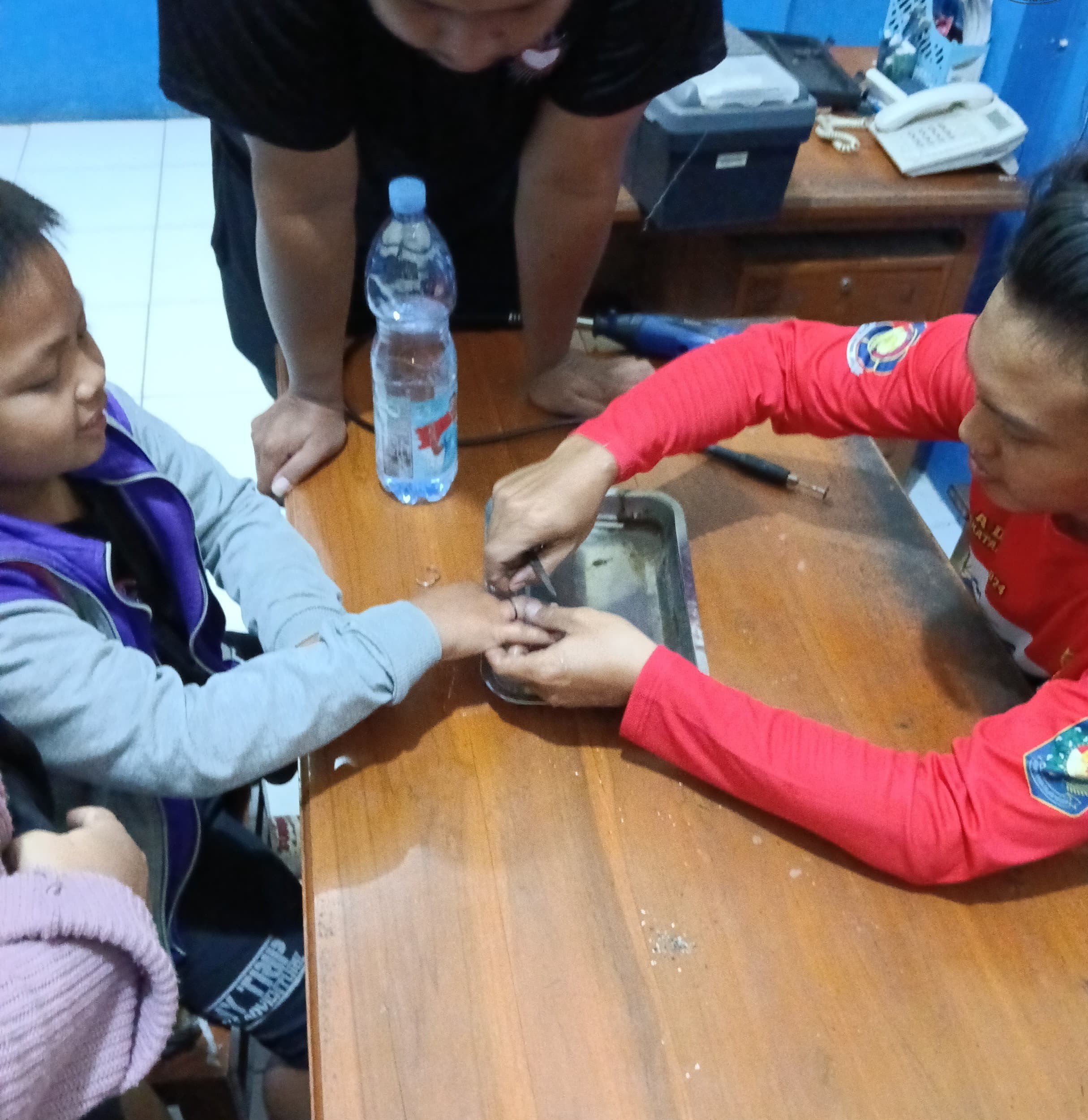 Jari Melepuh Terjerat Cincin Mainan, Bocah Minta Bantuan Damkar Kediri
