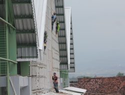 Cegah Kecelakaan Kerja, Pekerja Pengecatan Fasad Pasar Ngadiluwih Wajib Gunakan Harness