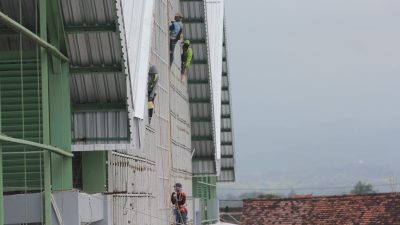 Cegah Kecelakaan Kerja, Pekerja Pengecatan Fasad Pasar Ngadiluwih Wajib Gunakan Harness