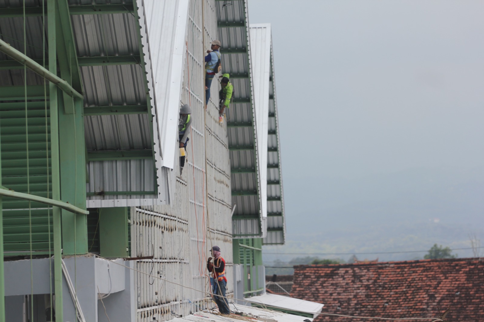 Cegah Kecelakaan Kerja, Pekerja Pengecatan Fasad Pasar Ngadiluwih Wajib Gunakan Harness