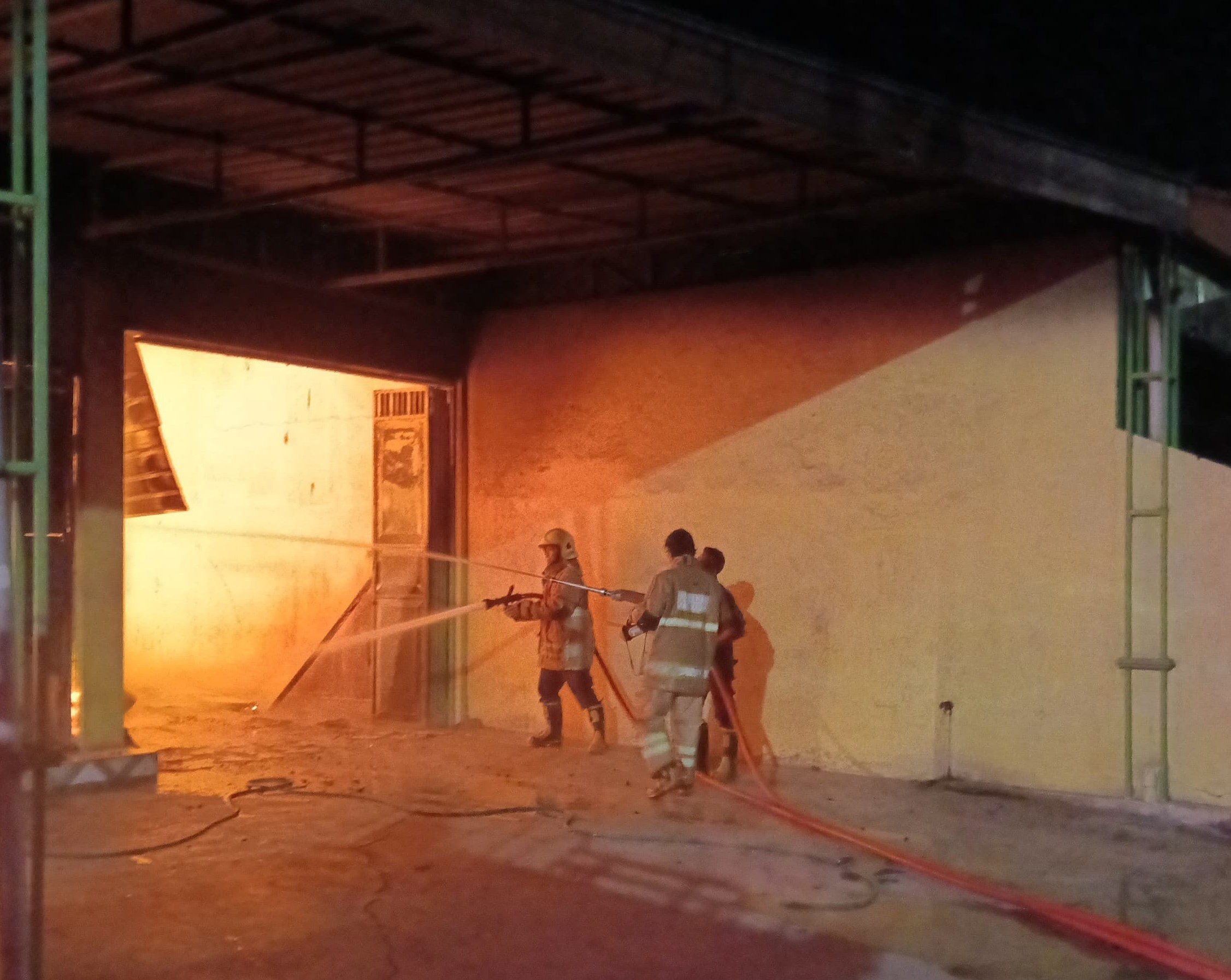 Diduga Korsleting Listrik, Gudang Jajan di Kayen Kidul Ludes Terbakar