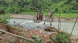 Jembatan Perbatasan Ponorogo–Trenggalek Putus Diterjang Banjir, Warga Andalkan Jembatan Gantung Darurat