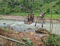 Jembatan Perbatasan Ponorogo–Trenggalek Putus Diterjang Banjir, Warga Andalkan Jembatan Gantung Darurat