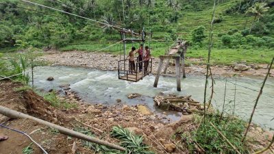 Jembatan Perbatasan Ponorogo–Trenggalek Putus Diterjang Banjir, Warga Andalkan Jembatan Gantung Darurat