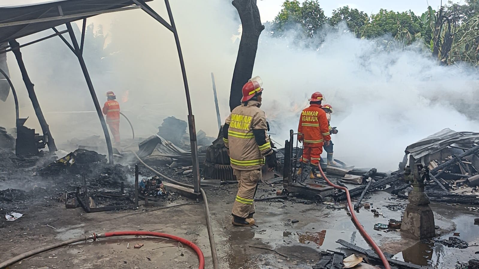 Gudang Spons di Nganjuk Dilalap Api, Pemilik Rugi Puluhan Juta