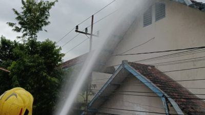 Diduga Korsleting, Ruang Kelas Lantai Dua SMPN 2 Pare Terbakar