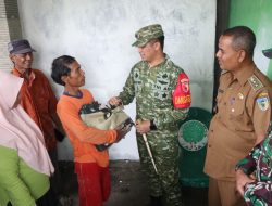 Dansatgas TMMD ke-127 Serahkan Sembako kepada Penerima Rutilahu di Desa Gadungan