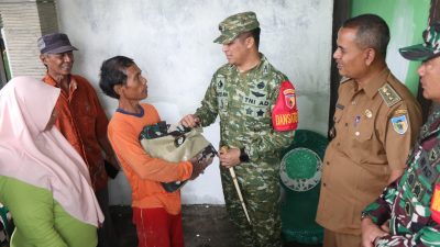 Dansatgas TMMD ke-127 Serahkan Sembako kepada Penerima Rutilahu di Desa Gadungan