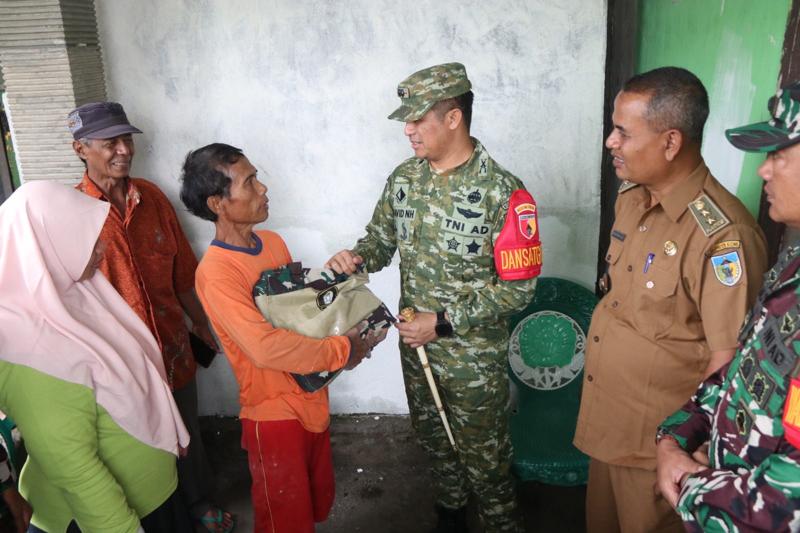 Dansatgas TMMD ke-127 Serahkan Sembako kepada Penerima Rutilahu di Desa Gadungan