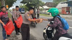 Kapolsek Kandat Pimpin Pembagian Takjil, Sampaikan Pesan Kamtibmas ke Pengendara