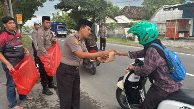 Kapolsek Kandat Pimpin Pembagian Takjil, Sampaikan Pesan Kamtibmas ke Pengendara