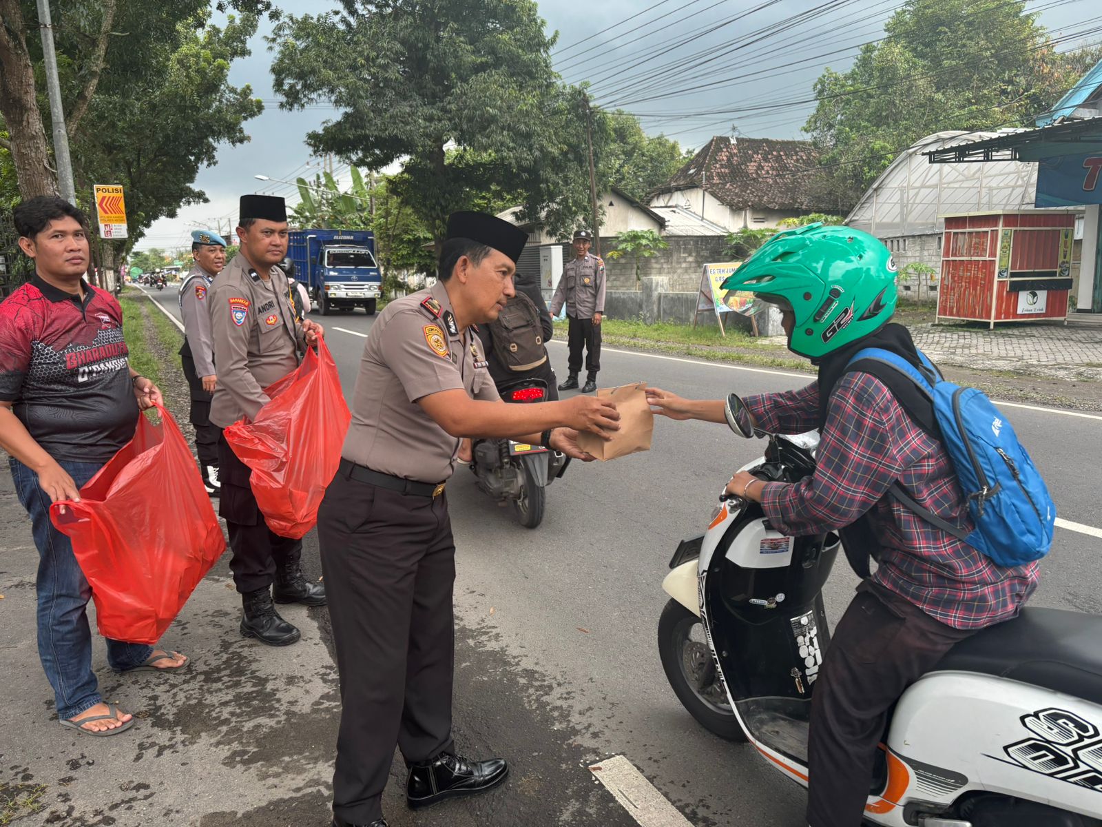 Kapolsek Kandat Pimpin Pembagian Takjil, Sampaikan Pesan Kamtibmas ke Pengendara