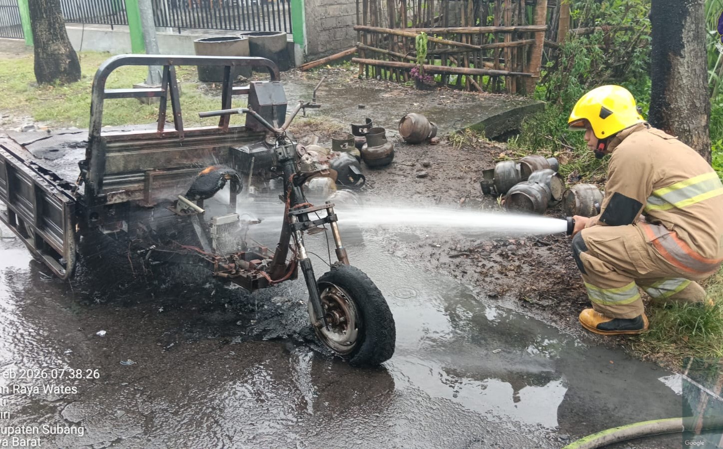Diduga Konsleting Mesin, Motor Roda Tiga Pengangkut 45 Tabung Gas Terbakar di Wates