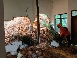 Hujan Deras Picu Longsor di Ngrayun, Dinding Rumah Warga Jebol