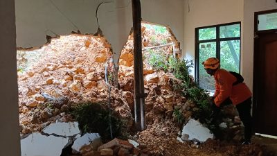Hujan Deras Picu Longsor di Ngrayun, Dinding Rumah Warga Jebol
